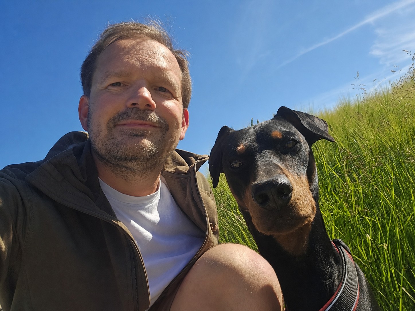 Alexander Horn mit einem Hund auf einer Wiese