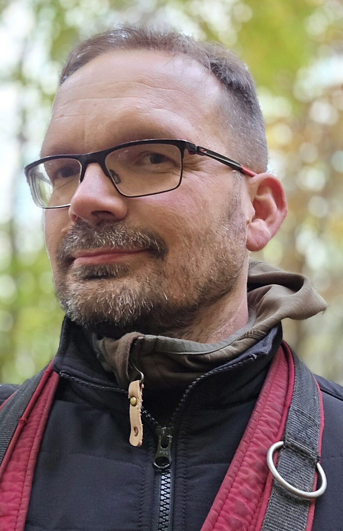 Mensch mit Brille und einem Lächeln